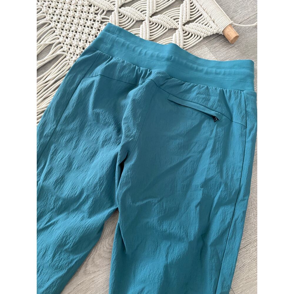 Athleta Trekkie North Crop Jogger Pants 2 Petite Borealis Green Teal Athleisure - Picture 8 of 9